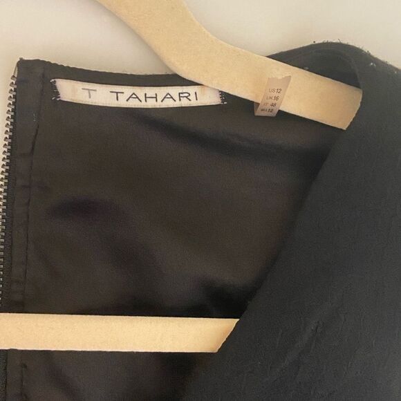 TAHARI - Black Dress V Neck Business Cocktail Texture - size 12 - Picture 3 of 9